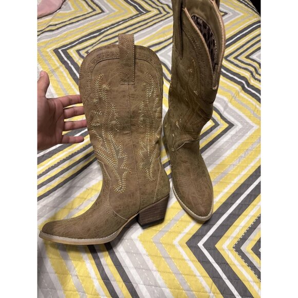 🆕Women Tan Synthetic Embroidered Pointy Toe Comfortable Chunky Heel Boot - Picture 2 of 11